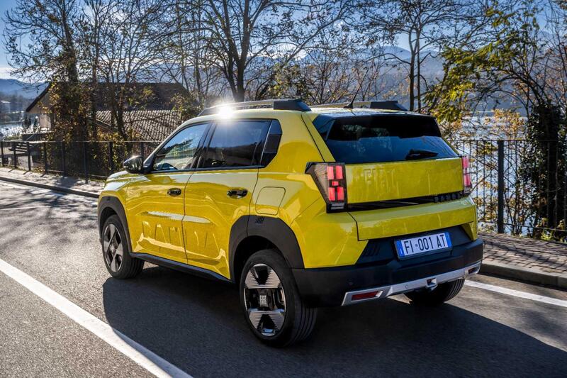 La vista laterale della nuova Fiat Grande Panda