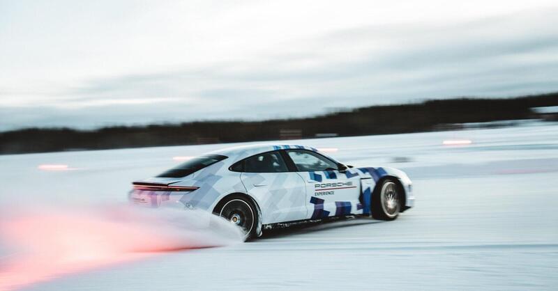 Drifta per 17 chilometri con l&#039;elettrica, il video sul ghiaccio dalla Finlandia di Porsche