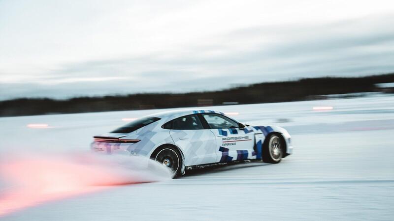 Drifta per 17 chilometri con l&#039;elettrica, il video sul ghiaccio dalla Finlandia di Porsche