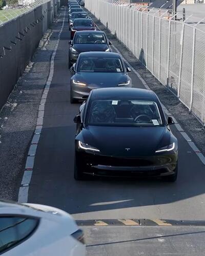 Le Tesla appena nate si parcheggiano da sole senza conducente [VIDEO]