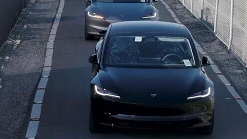 Le Tesla appena nate si parcheggiano da sole senza conducente [VIDEO]