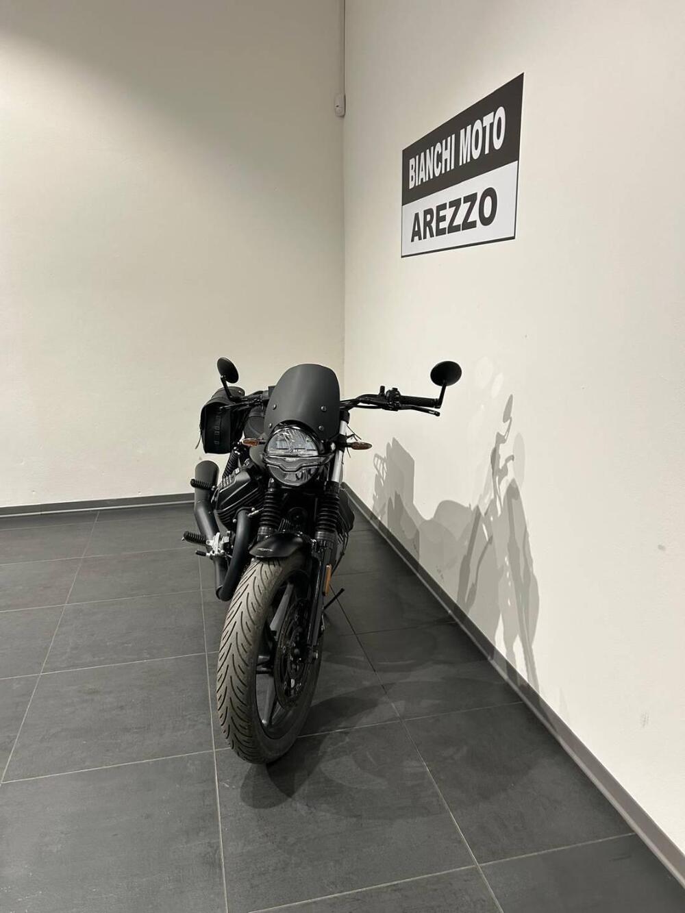 Moto Guzzi V7 Stone (2021 - 24) (4)