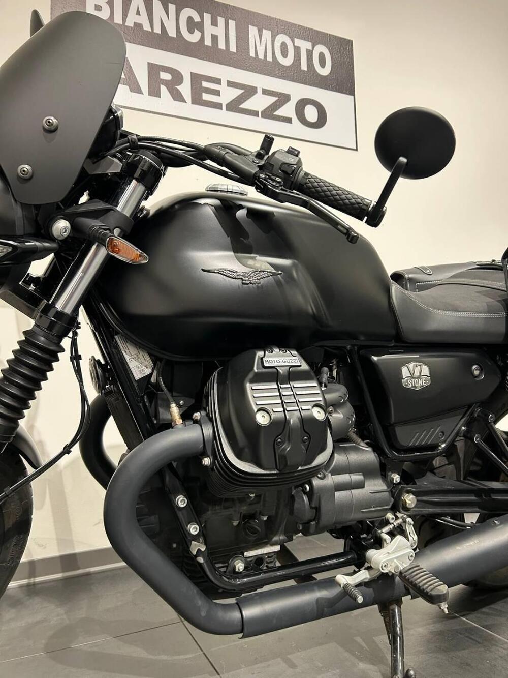 Moto Guzzi V7 Stone (2021 - 24) (10)