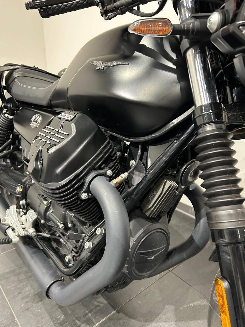 Moto Guzzi V7 Stone (2021 - 24) (11)