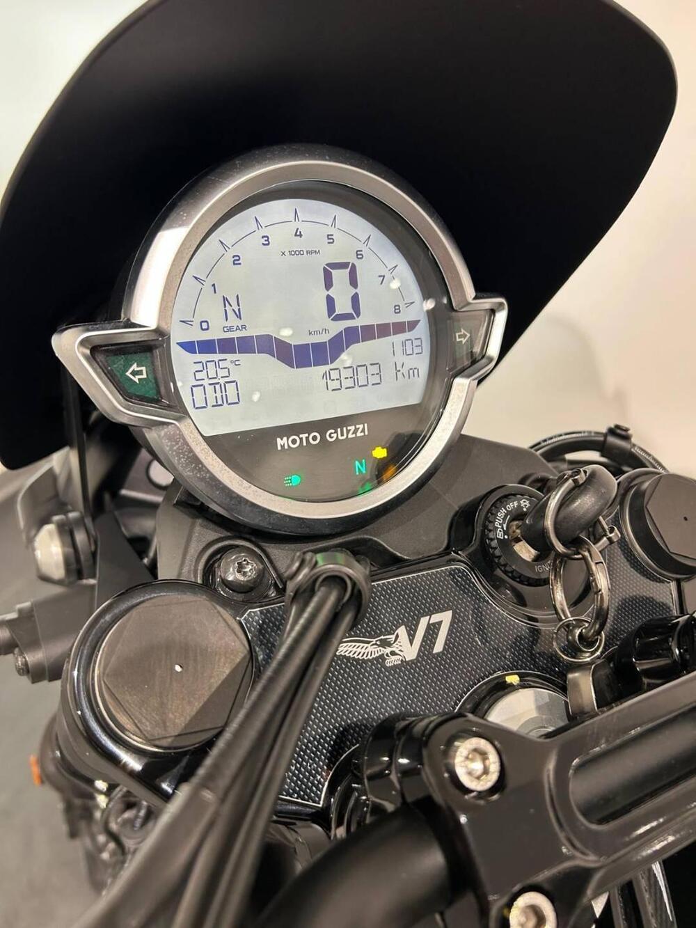 Moto Guzzi V7 Stone (2021 - 24) (14)