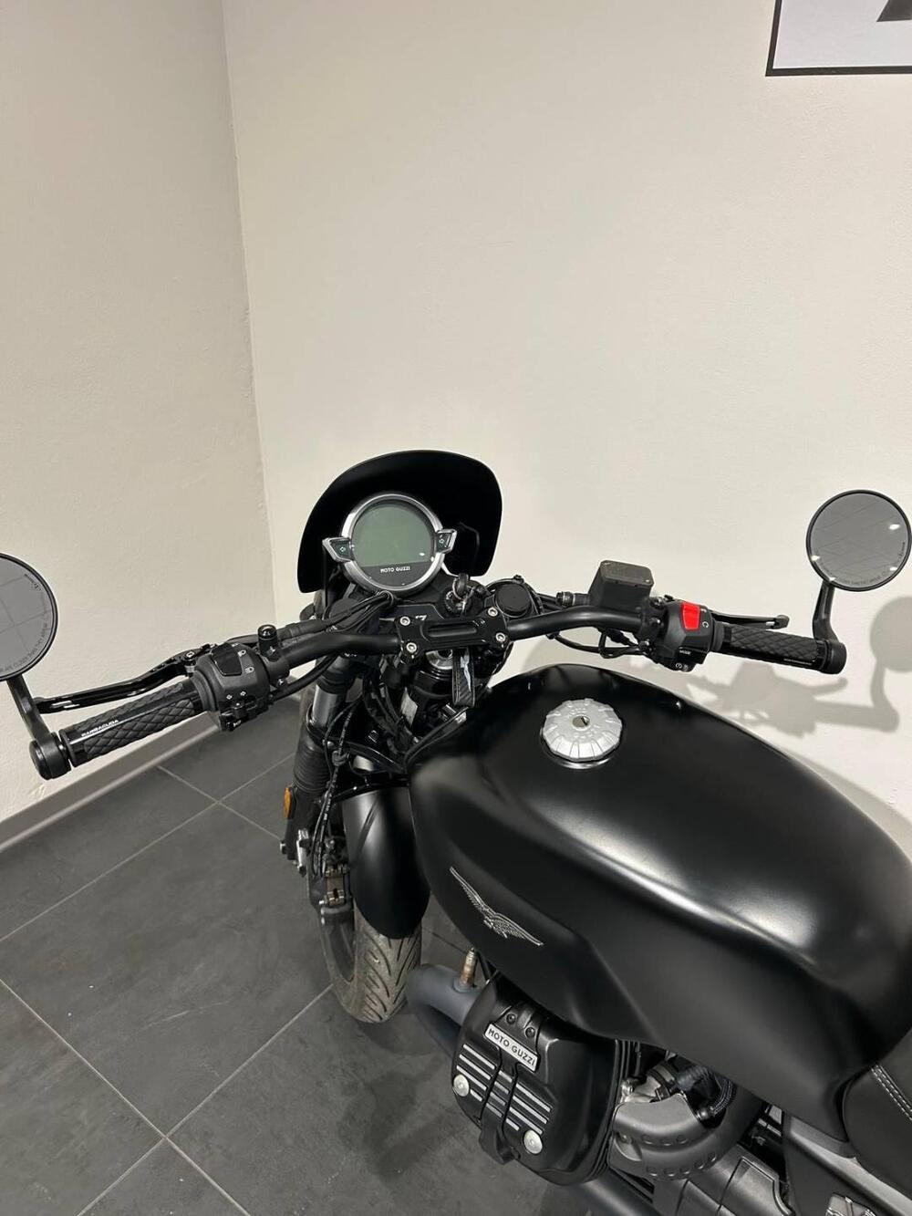 Moto Guzzi V7 Stone (2021 - 24) (8)