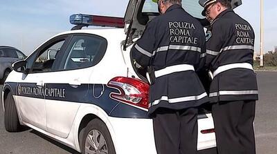 Fermato a Roma 23enne in scooter mentre circolava contromano, ubriaco e senza assicurazione