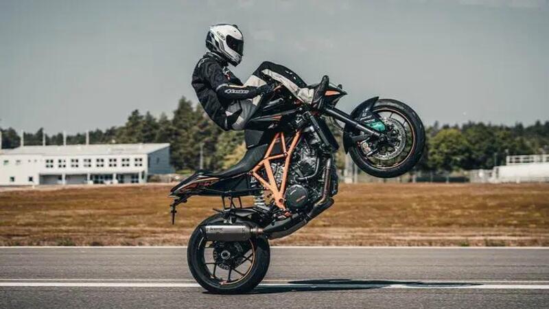 Lo stunt Magnus Carlsson si porta a casa due nuovi record mondiali in moto