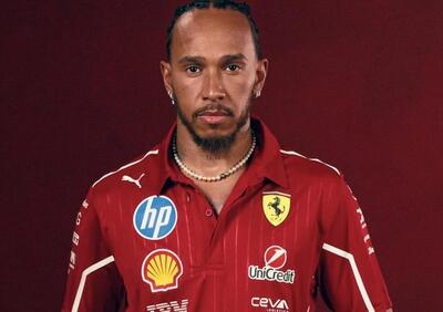 F1. Ferrari-Puma, presentato il Team Kit di Charles Leclerc e Lewis Hamilton per la stagione 2025: il monegasco cambia logo