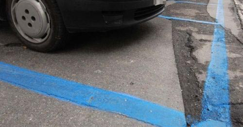 Parcheggi a Milano: tutto a strisce blu, si pagher&agrave; dappertutto, ma il Codice della Strada dice no