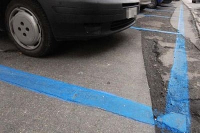 Parcheggi a Milano: tutto a strisce blu, si pagher&agrave; dappertutto, ma il Codice della Strada dice no