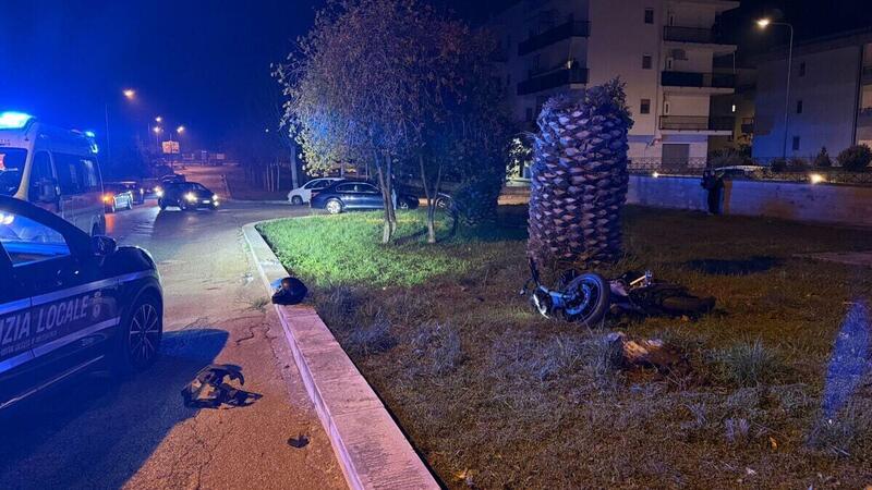 21enne si schianta in moto contro una palma. Lo scontro &egrave; fatale