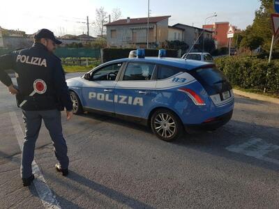 Bari: non si ferma all'alt della Polizia, ferisce un agente e travolge una passante. Arrestato 
