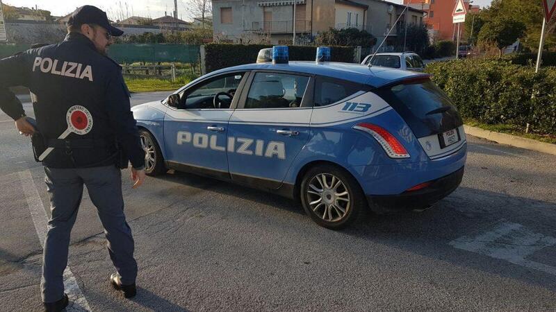 Bari: non si ferma all&#039;alt della Polizia, ferisce un agente e travolge una passante. Arrestato 