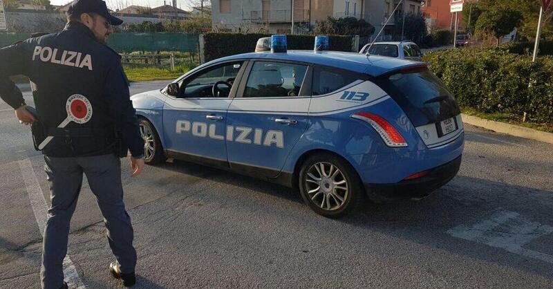 Bari: non si ferma all&#039;alt della Polizia, ferisce un agente e travolge una passante. Arrestato 