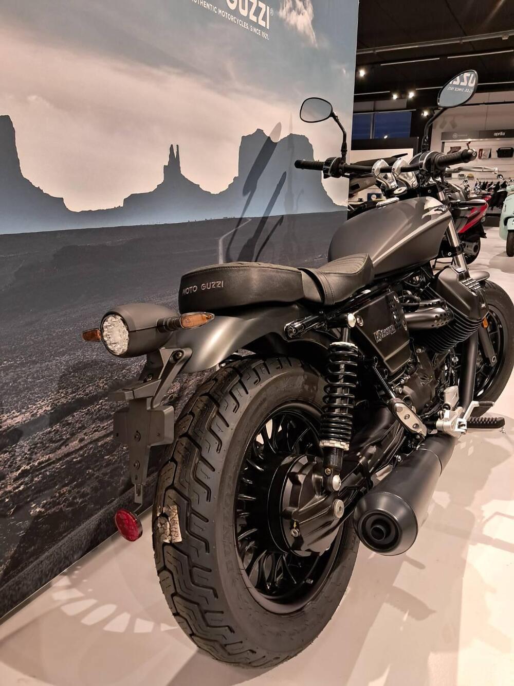 Moto Guzzi V9 Bobber (2021 - 25) (8)