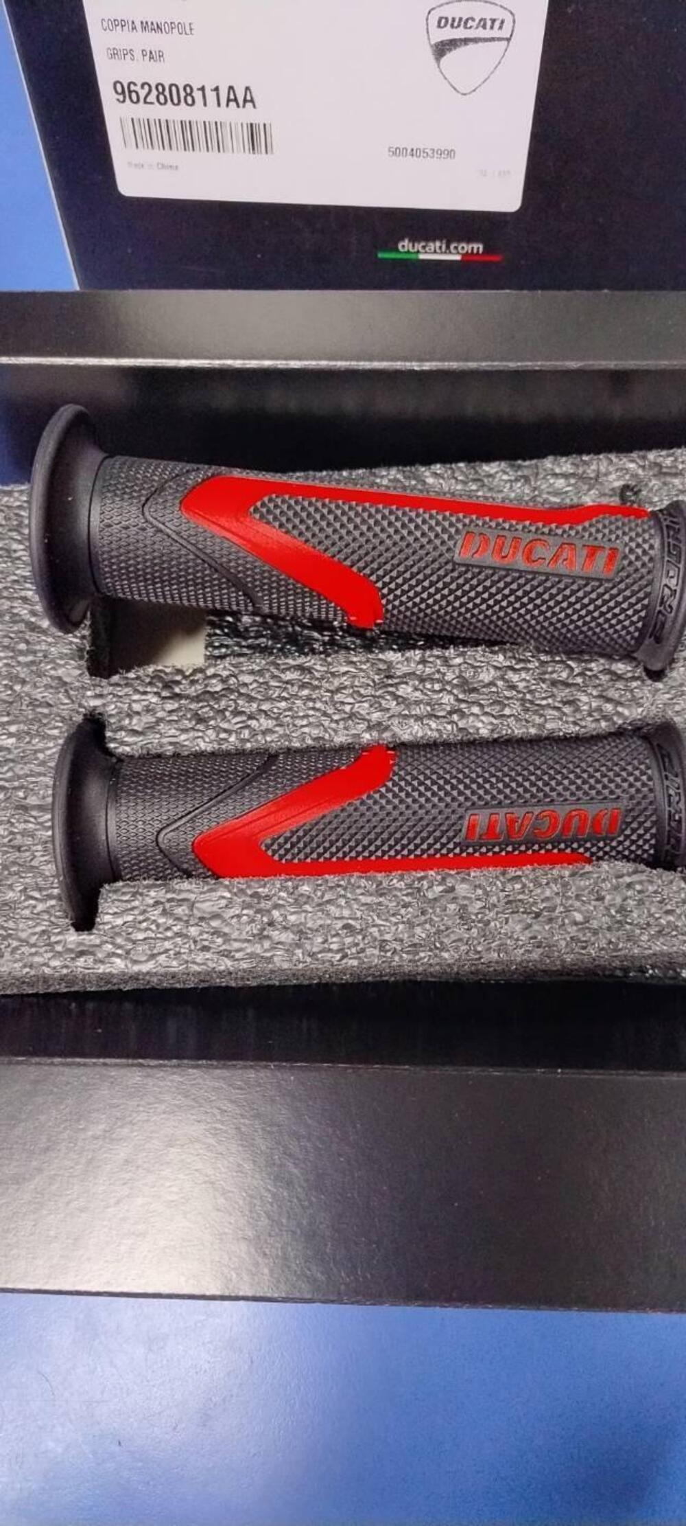 COPPIA MANOPOLE DUCATI (2)