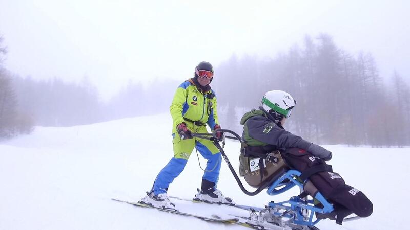 BMW SciAbile 2025: sulla neve con le disabilit&agrave;, la Scuola Sci a Sauze D&#039;Oulx 