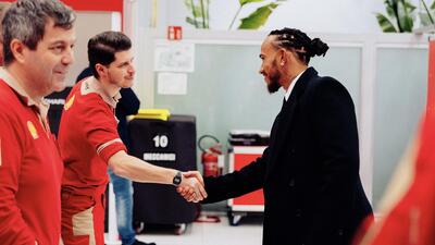 F1. Ferrari, Hamilton parla gi&agrave; in italiano ai dipendenti di Maranello: "Grazie per il caloroso benvenuto, non vedo l'ora di lavorare con voi"
