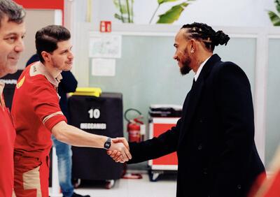 F1. Ferrari, Hamilton parla già in italiano ai dipendenti di Maranello: Grazie per il caloroso benvenuto, non vedo l'ora di lavorare con voi