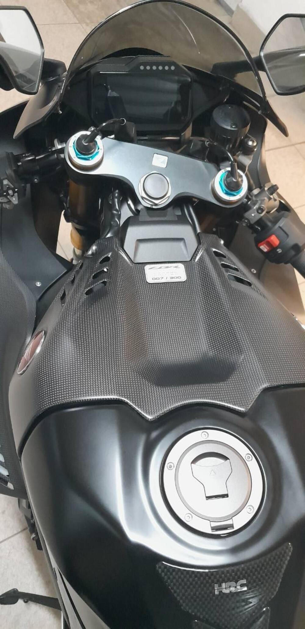 Honda CBR 1000 RR-R Fireblade SP Carbon Edition (2024 - 25) (3)