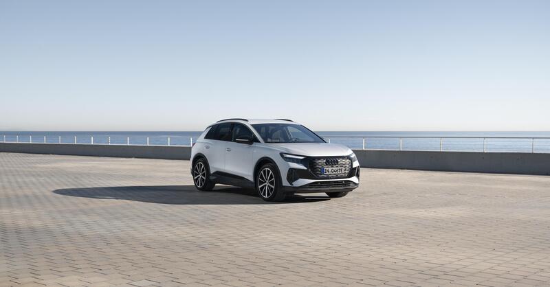 Audi: la Q4 e-tron scende di 6.000 euro, i prezzi Tesla fanno riflettere