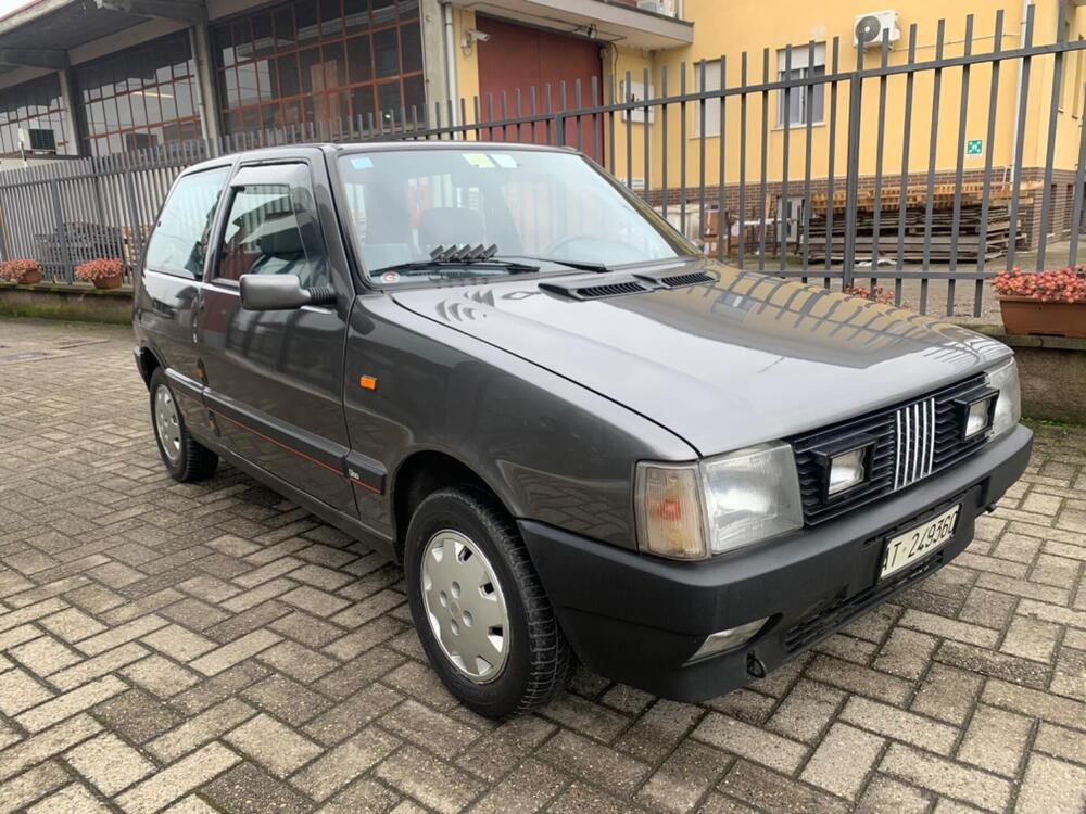 Fiat Uno 60 d'epoca a Milano (2)