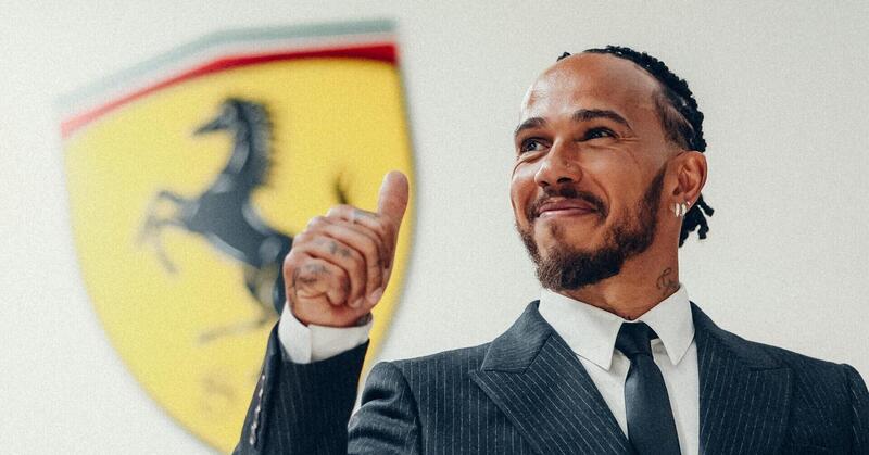 F1. Il lavoro in pista e in fabbrica, le parole in italiano, le immagini gi&agrave; iconiche: i primi 44 giorni di Lewis Hamilton in Ferrari