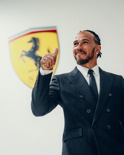 F1. Il lavoro in pista e in fabbrica, le prime parole in italiano, le immagini gi&agrave; iconiche: i primi 44 giorni di Lewis Hamilton in Ferrari