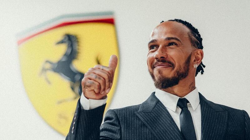 F1. Il lavoro in pista e in fabbrica, le parole in italiano, le immagini gi&agrave; iconiche: i primi 44 giorni di Lewis Hamilton in Ferrari