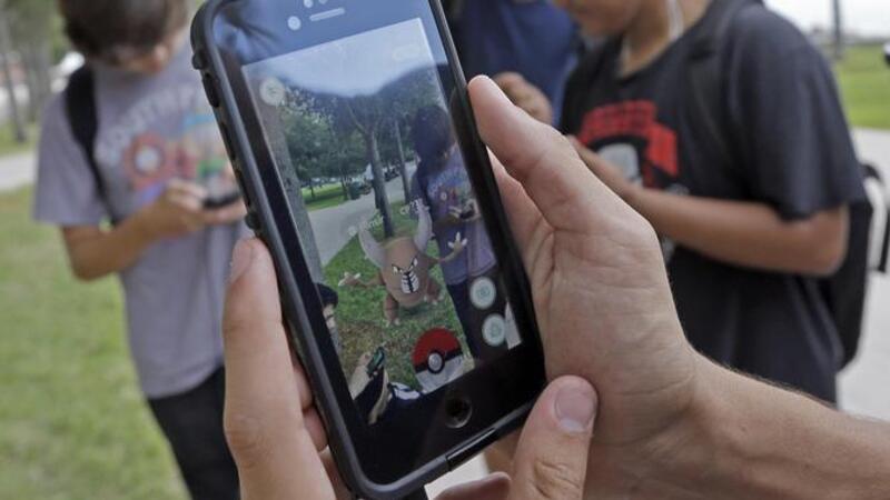 Pokemon Go: arriva la prima multa. Due ragazzi a &quot;caccia&quot; in scooter