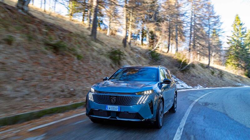 Peugeot E-5008: in prova l&#039;ammiraglia elettrica a sette posti [VIDEO]