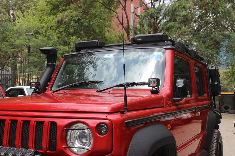 Una antenna aggiutiva sul confano di una Jeep Wrangler