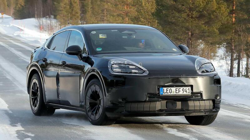 Porsche Cayenne Coup&eacute;: ecco com&#039;&egrave; vista da vicino, grazie alle nuove foto spia