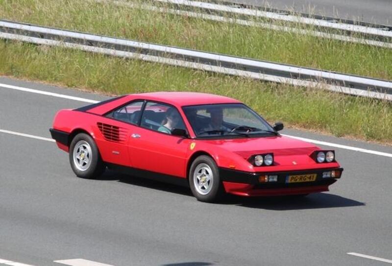 Una Ferrari Mondial in pista, i costi salgono