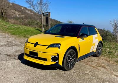 Renault R5 elettrica, la doppia guidata, come va l'autonomia?