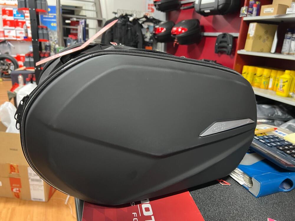 Valigie laterali Givi ST609+ nuove (3)