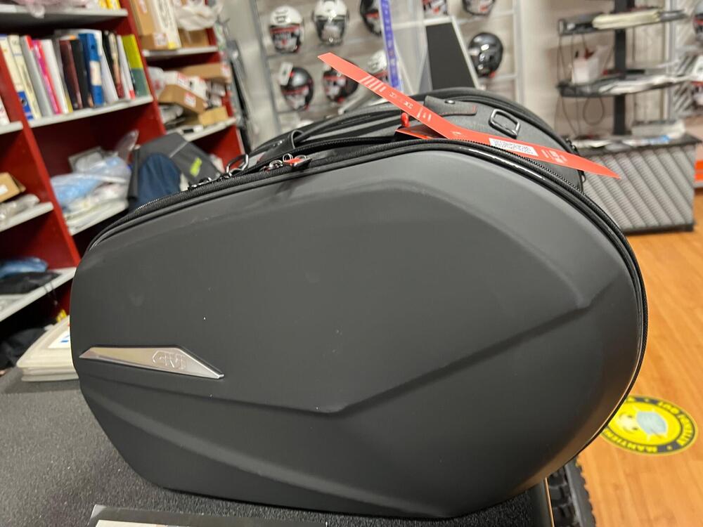 Valigie laterali Givi ST609+ nuove (4)