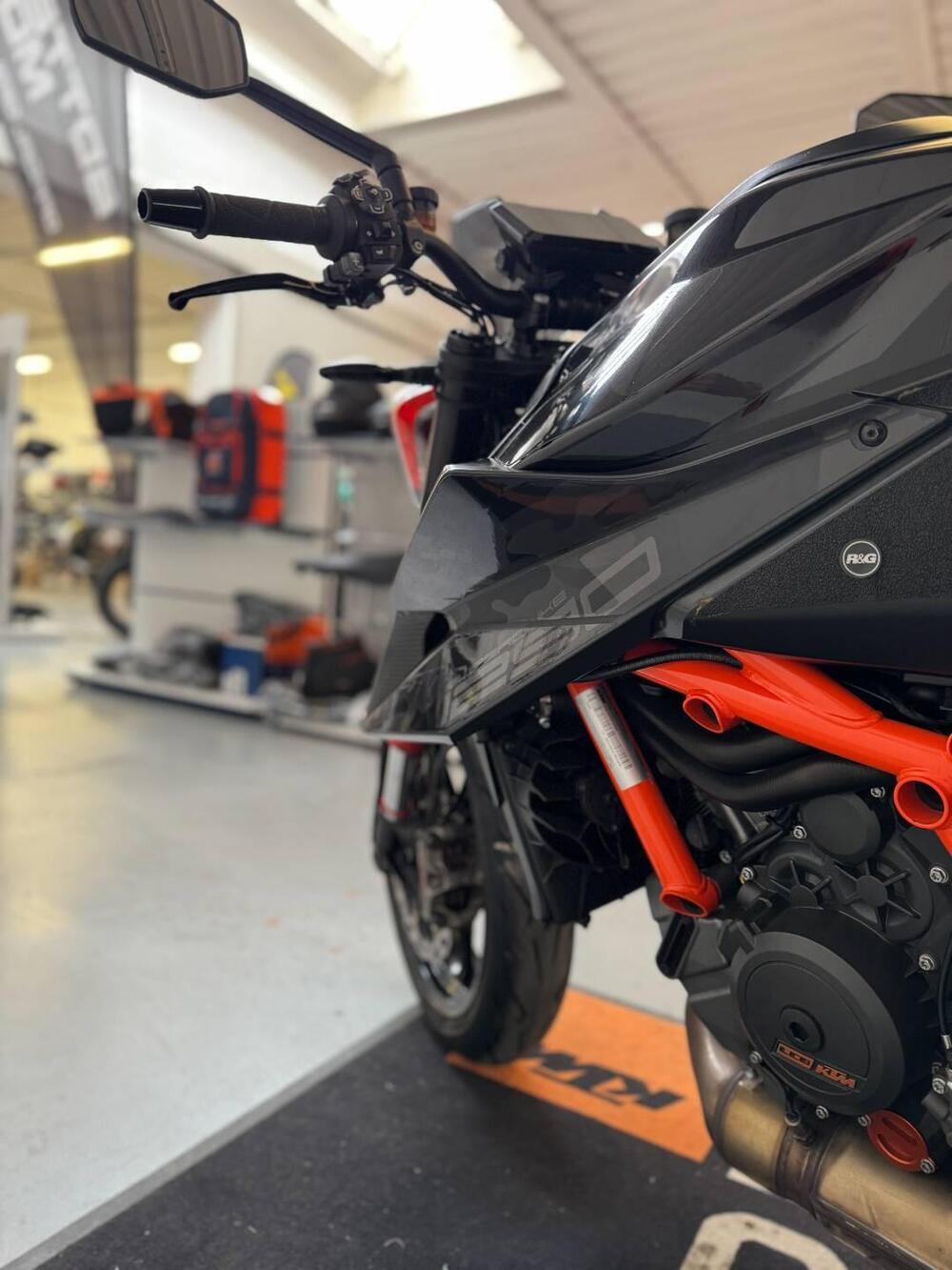 KTM 1290 Super Duke R (2020) (7)