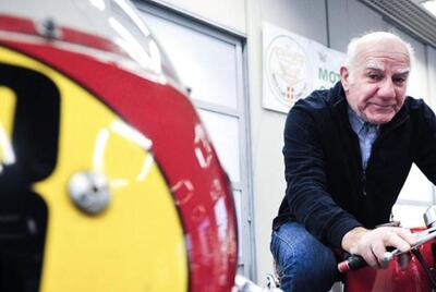 L&#039;ex pilota Angelo Tenconi investito da uno scooter: gamba rotta