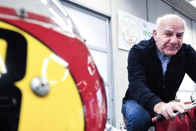 L'ex pilota Angelo Tenconi investito da uno scooter: gamba rotta