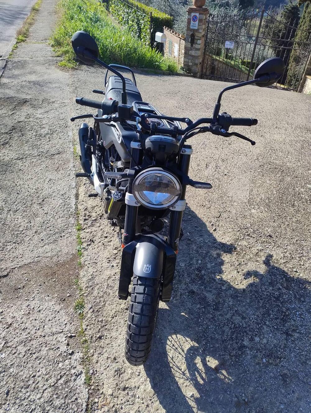 Husqvarna Svartpilen 125 (2021 - 23) (3)