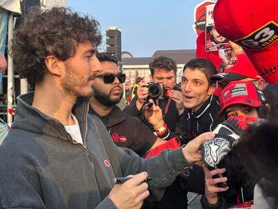 MotoGP 2025. A Chivasso per conoscere meglio Bagnaia: imbucati alla sua festa. Pecco ha parlato di tutto: Marc Marquez, la GP25... [VIDEO]