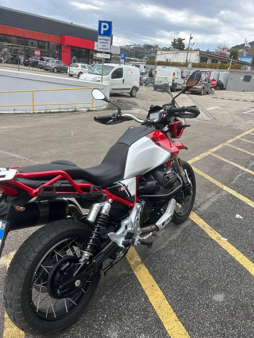 Moto Guzzi V85 TT Evocative Graphics (2021 - 23) (2)