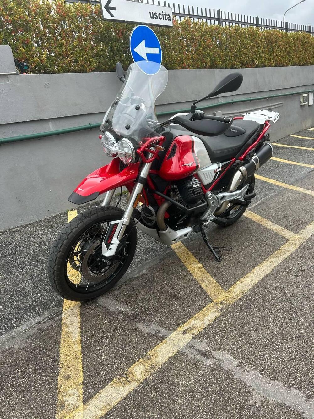 Moto Guzzi V85 TT Evocative Graphics (2021 - 23) (5)