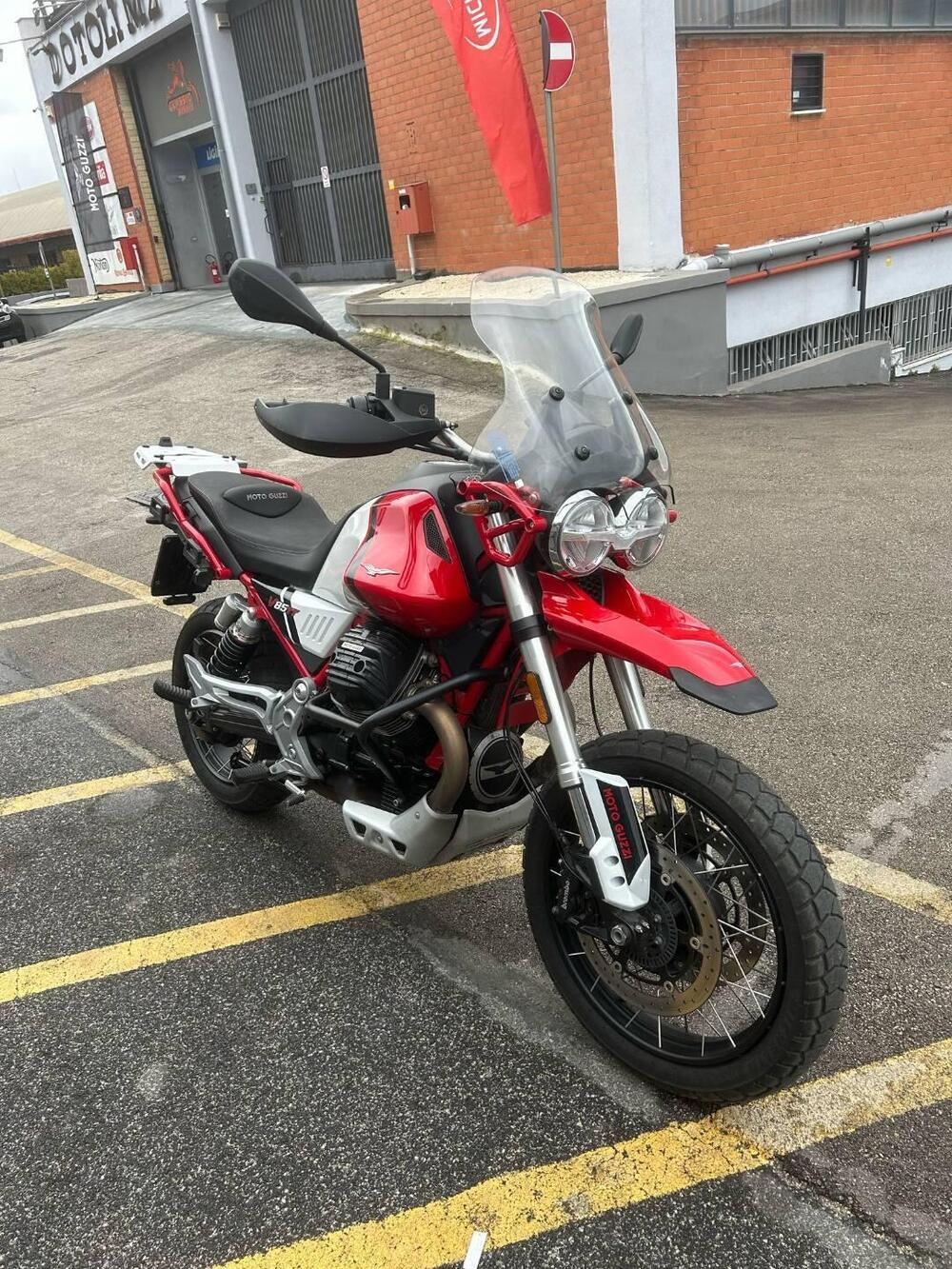 Moto Guzzi V85 TT Evocative Graphics (2021 - 23) (6)