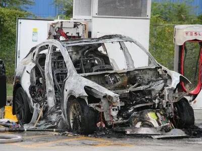 Se un'auto elettrica prende fuoco... forse meglio lasciarla bruciare