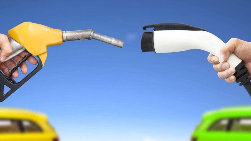 Auto elettriche: accordo Motus-E e UNEM per la ricarica nei distributori di carburante 