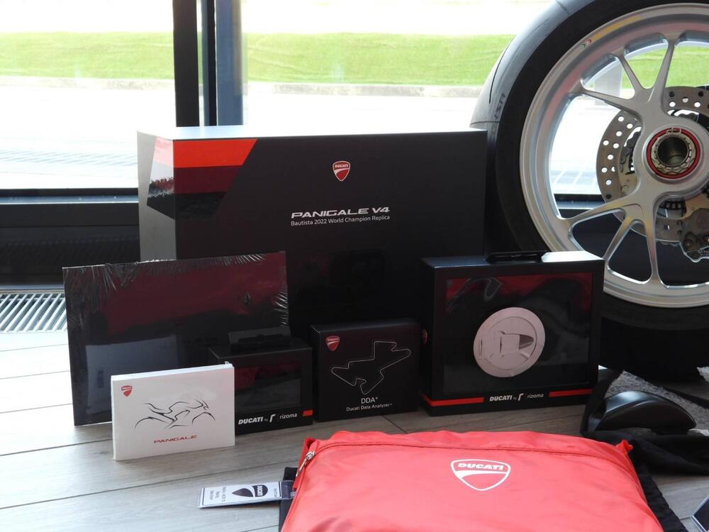 Ducati Panigale V4 Bautista 2022 World Champion Replica (2023) (13)