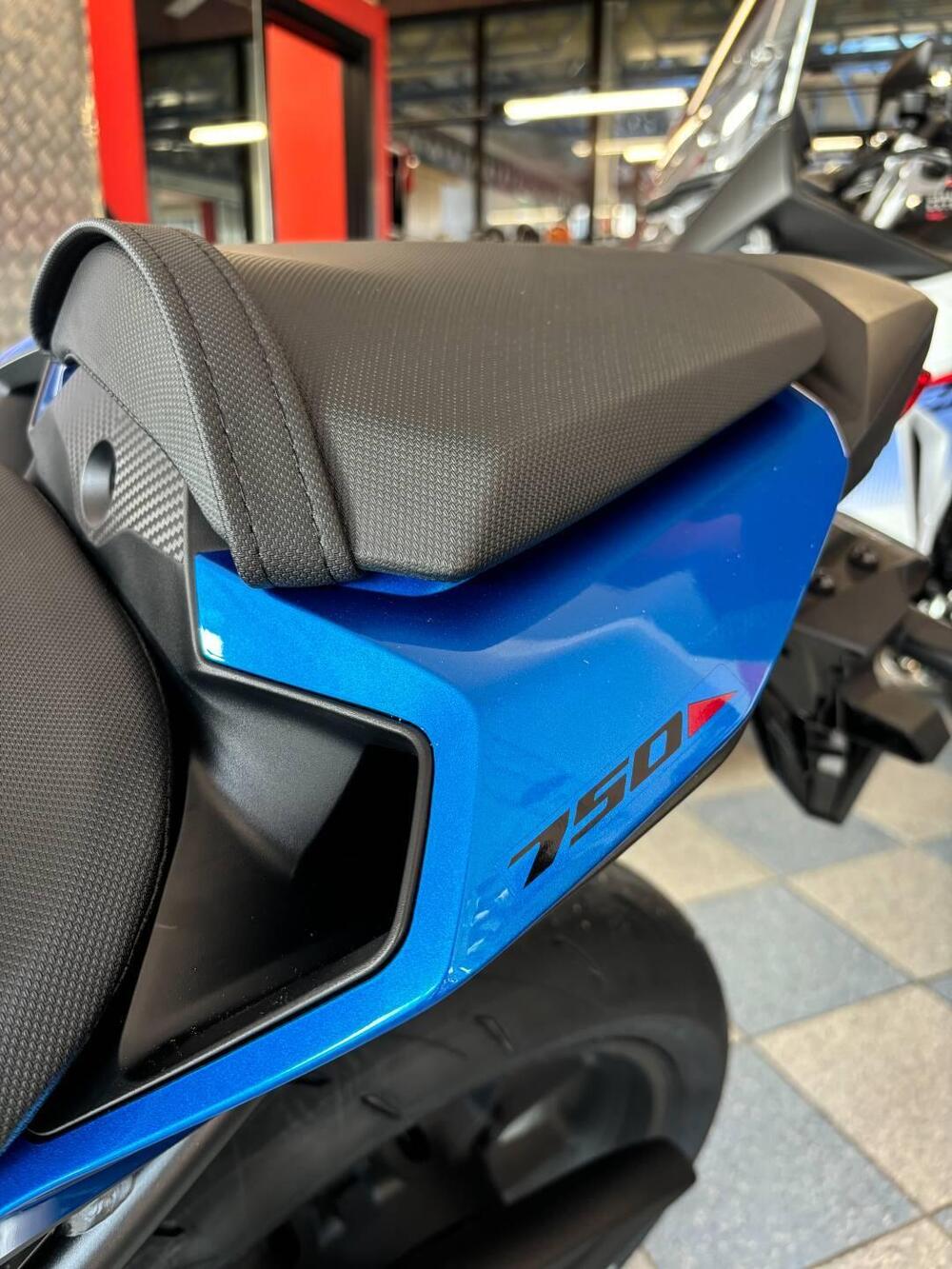 Honda CB 750 Hornet (2025) (8)